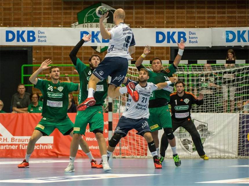 THW Kiel gewinnt Heimspiel - Melsungen mit Fehlstart Der Flensburger Johan Jakobsson (M) führt einen Sprungwurf aus. Foto: Sebastian Gollnow