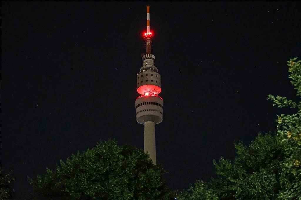 Verbot von Beleuchtung: Wie groß ist der Unterschied in Dortmund? Der Florianturm im Westfalenpark in der Nacht vom 1. auf den 2.9.
