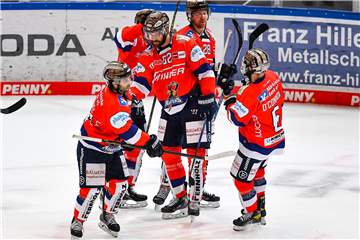 Der „Fluch in Rot“ ist besiegt. Die Iserlohn Roosters, hier beim Torjubel, setzten sich am Donnerstagabend gegen Nürnberg mit 3:2 nach Verlängerung durch.