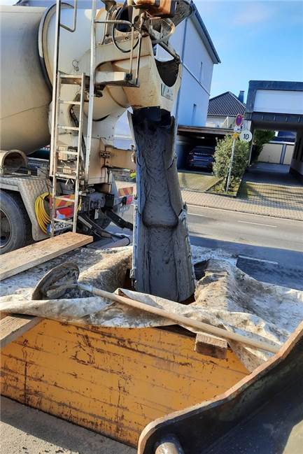 Der Flüssigboden kommt aus dem Betonmischer – das Material ist aber kein Beton, sondern hat bodengleiche Eigenschaften – und kann leicht wieder aufgegraben werden.
