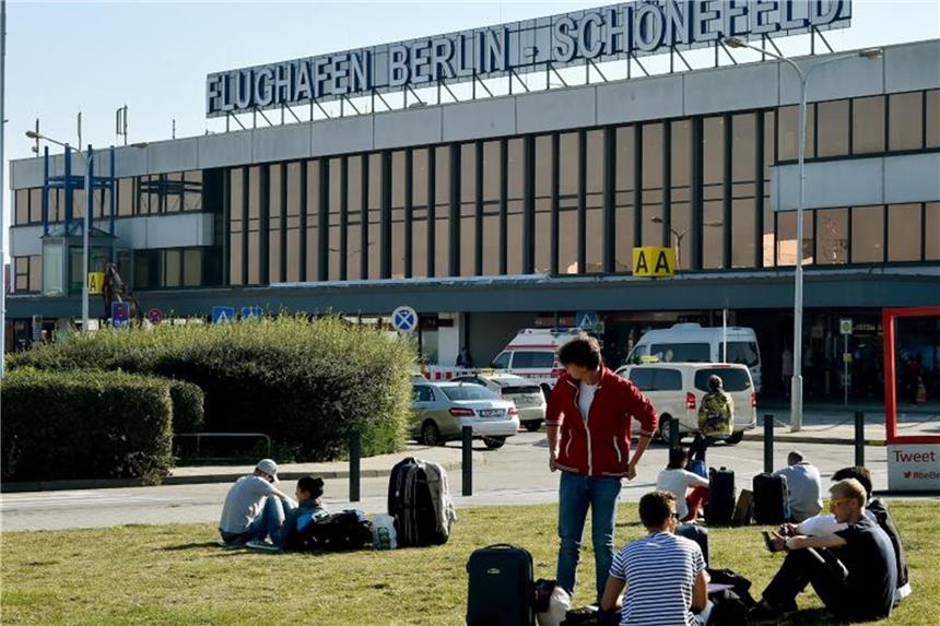 Millioneninvestition in alten Flughafen Berlin-Schönefeld Der Flughafen Berlin-Schönefeld vor den Toren der Hauptstadt. In den kommenden Jahren für eine gastfreundlichere Abfertigung der Passagiere rund 50 Millionen Euro investiert werden. Foto: Bernd Settnik/Archiv