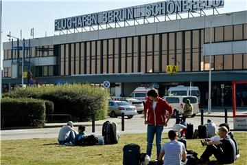 Der Flughafen Berlin-Schönefeld vor den Toren der Hauptstadt. In den kommenden Jahren für eine gastfreundlichere Abfertigung der Passagiere rund 50 Millionen Euro investiert werden. Foto: Bernd Settnik/Archiv