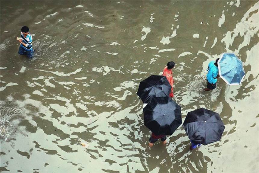 Hochwasser im indischen Kerala Der Flughafen von Kochi ist bis zum 26. August gesperrt. Foto: EPA