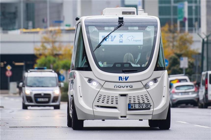Fraport testet Roboter-Shuttles am Frankfurter Flughafen Der Flughafenbetreiber Fraport testet für zwei Wochen selbstfahrende Shuttles auf dem Flughafen-Betriebsgelände. Foto: Andreas Arnold
