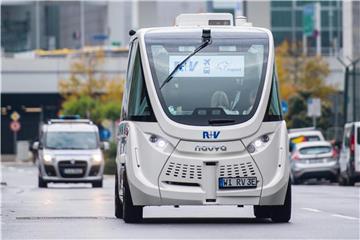 Der Flughafenbetreiber Fraport testet für zwei Wochen selbstfahrende Shuttles auf dem Flughafen-Betriebsgelände. Foto: Andreas Arnold