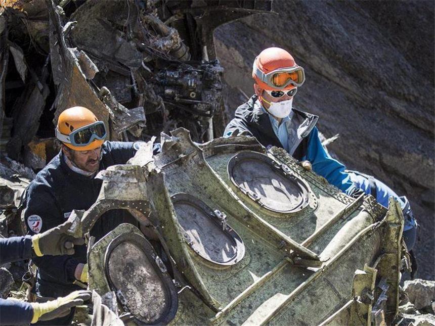 Hannover Rück trotz Germanwings-Absturz mit Gewinnplus Der Flugzeugabsturz in Frankreich schlug bei der Hannover Rück mit 12 Millionen Euro zu Buche. Foto: Yves Malenfer/Dicom/Ministere Intérieur/Archiv