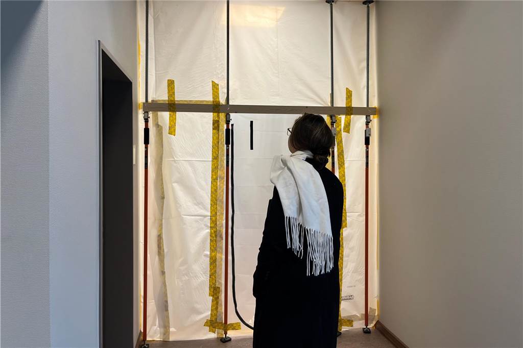 Wasserflecken an der Wand, Schimmel am Spielzeug: Kita kann nicht eröffnen Der Flur in der Eingangshalle der Kita ist versperrt. Planen teilen den Durchgang. Auf die andere Seite kommt man nur durch die Küche.