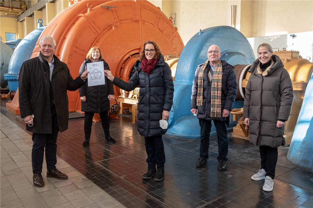 Historisches Koepchenwerk am Hengsteysee soll wieder leuchten wie in alten Zeiten Der Förderbescheid der NRW-Stiftung ist angekommen: (v.l.): Eckhard Uhlenberg und Martina Grote, NRW-Stiftung, Ursula Mehrfeld, Stiftung Industriedenkmalpflege und Geschichtskultur, Peter Michael Gerigk, AG Koepchenwerk und Bürgermeisterin Dr. Katja Strauss-Köster.