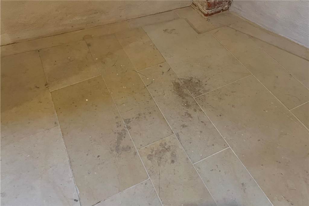 Restaurierungsarbeiten in der Schlosskapelle sind abgeschlossen Der Förderverein möchte den Boden noch reinigen und von den Wachsflecken befreien.