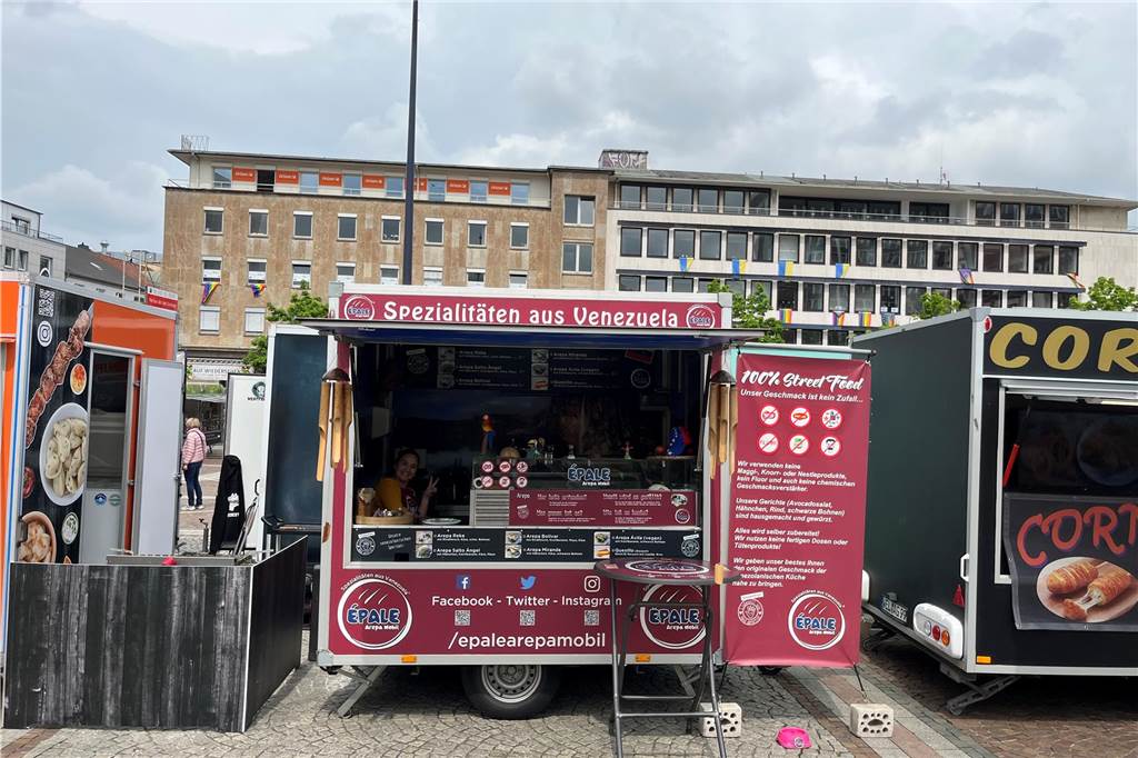 Der Food-Stand „Épale“ hat sich ganz einer Spezialität aus Venezuela verschrieben, den Arepas, runden Maisfladen, die unter anderem mit Rindfleisch, Käse, Kochbananen und Bohnen gefüllt werden.
