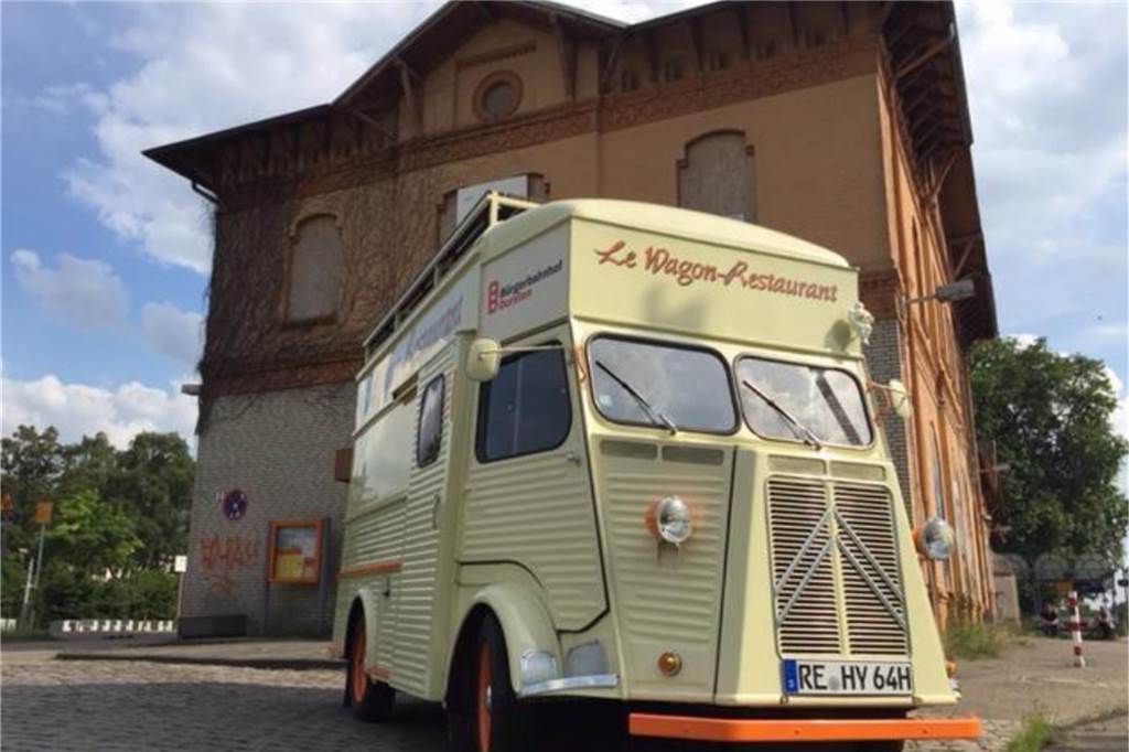 Wohnungslosenhilfe plant besondere Aktion für Bedürftige Der Foodtruck "Le Wagon - Restaurant vor dem Bürgerbahnhof in Dorsten