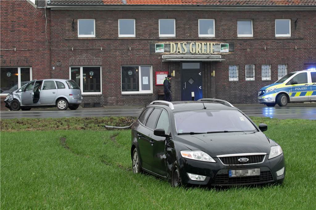 Verletzte bei Unfall am Greif: Auto schleudert in Lünen auf ein Feld Der Ford schleuderte herum und fuhr noch etwa zwanzig Meter auf ein Feld neben der Straße.