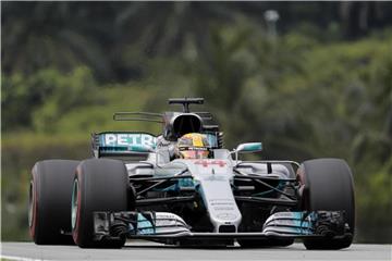 Der Formel-1-Wagen von Lewis Hamilton macht Probleme. Foto: Vincent Thian