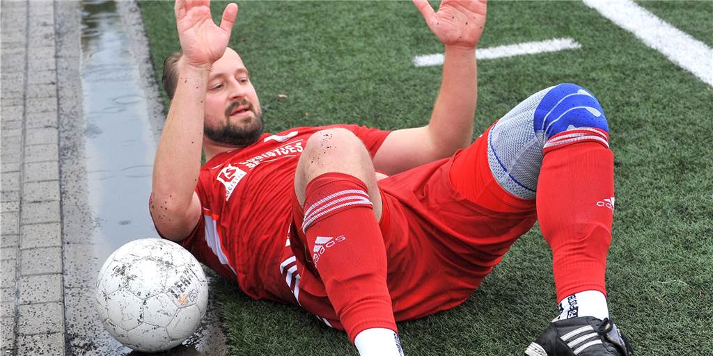 Bilder von fünf verregneten Sportplätzen: 54 Fotos vom Schwerter Fußball-Sonntag Nach dem 6:1-Sieg gegen Holzwickede sind Marius Manecki und der Geisecker SV keineswegs am Boden.