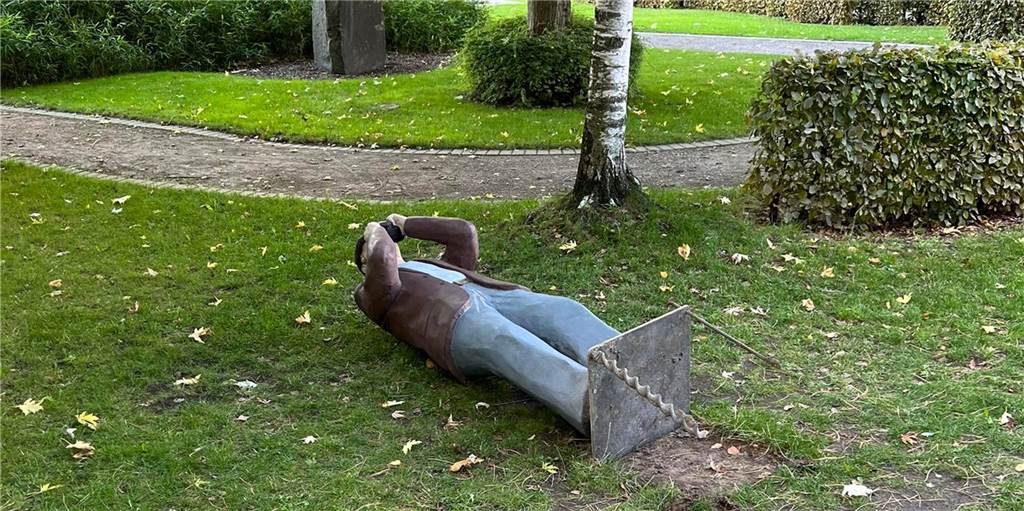 Wieder Vandalismus in Nordkirchen: Nächster Alltagsmensch attackiert Der Fotograf auf dem Gelände der Kinderheilstätte lag nach einem Akt des Vandalismus auf dem Rücken.