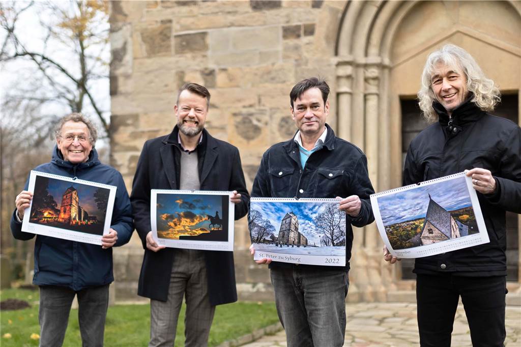 Fotokalender für 2022 zeigt Syburg und Umgebung aus neuer Perspektive Der Fotokalender wurde gemeinsam mit dem Fotografen Dieter Menne (l.) vorgestellt.
