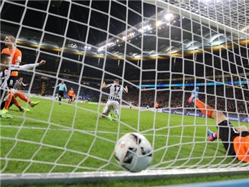 Der Frankfurter Ante Rebic (M) erzielt das 2:0 gegen Darmstadt. Foto: Frank Rumpenhorst
