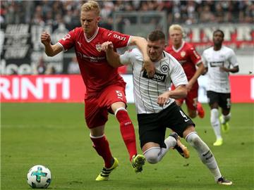 Der Frankfurter Ante Rebic (r) und Timo Baumgartl vom VfB Stuttgart zeigen beim Kampf um den Ball vollen Körpereinsatz. Foto: Hasan Bratic