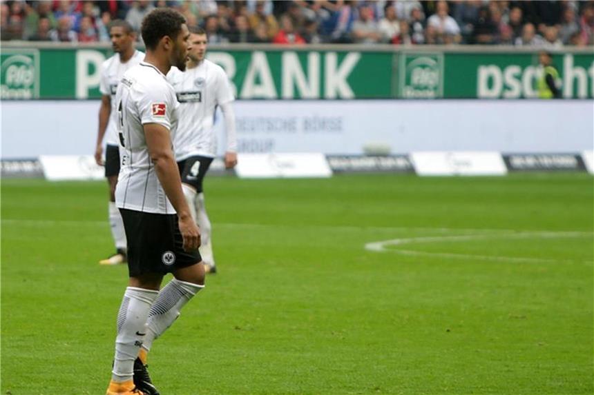 Frankfurts Verteidiger Falette zwei Spiele gesperrt Der Frankfurter Simon Falette muss zwei Spiele pausieren. Foto: Hasan Bratic