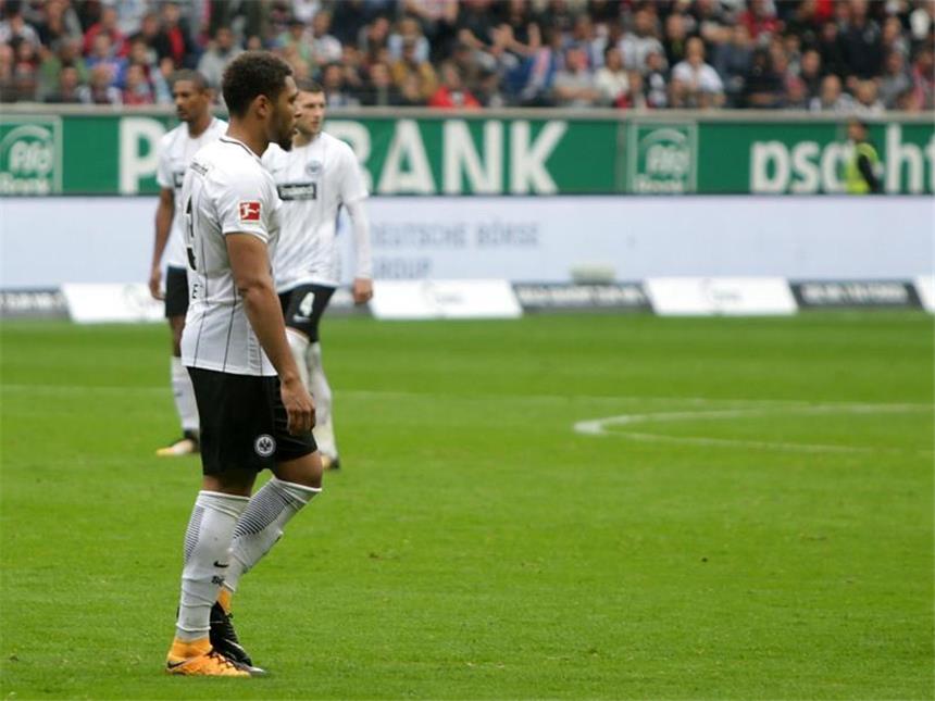 Der Frankfurter Simon Falette muss zwei Spiele pausieren. Foto: Hasan Bratic