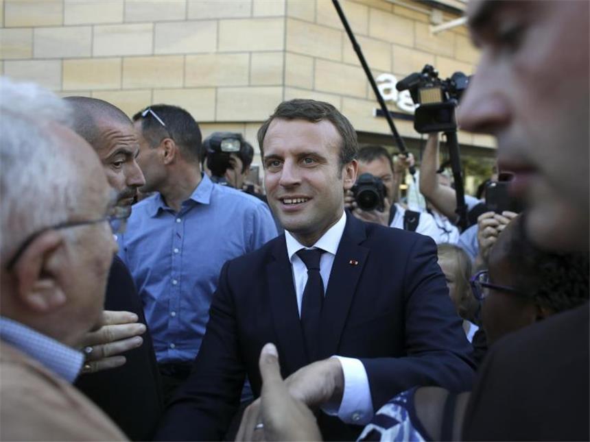 Emmanuel Macron nimmt Kurs auf haushohe Mehrheit Der französische Präsident Emanuel Macron begrüßt seine Anhänger.