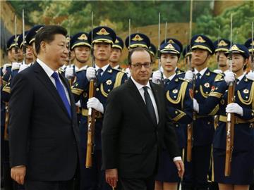 Der französische Präsident Hollande wird von seinem chinesischen Amtskollegen Xi Jinping empfangen. Foto: Rolex Dela Pena