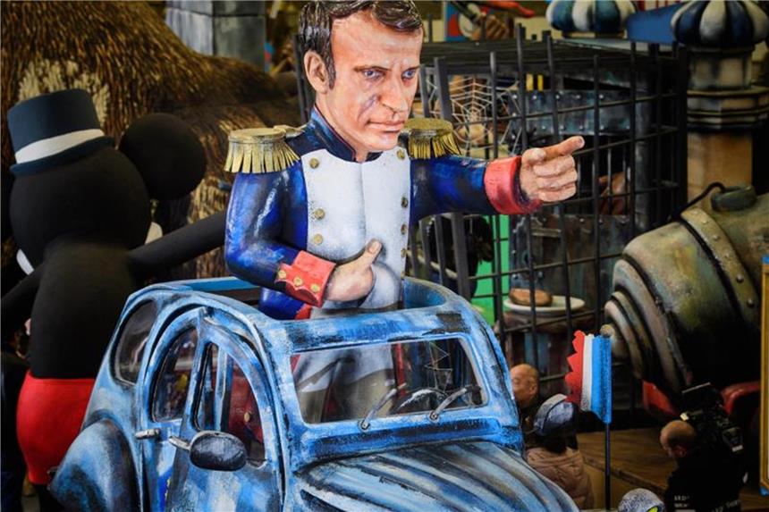 Rosenmontag: Schulz im Fleischwolf und Merkel als Fossil Der französische Staatspräsident Emmanuel Macron als Napoleon. Foto: Andreas Arnold