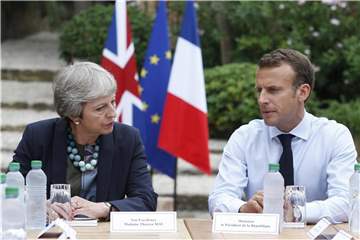 Der französische Staatspräsident Emmanuel Macron hat die britische Premierministerin Theresa May empfangen, um über den britischen EU-Austritt zu sprechen. Foto: Sebastien Nogier/EPA POOL/AP