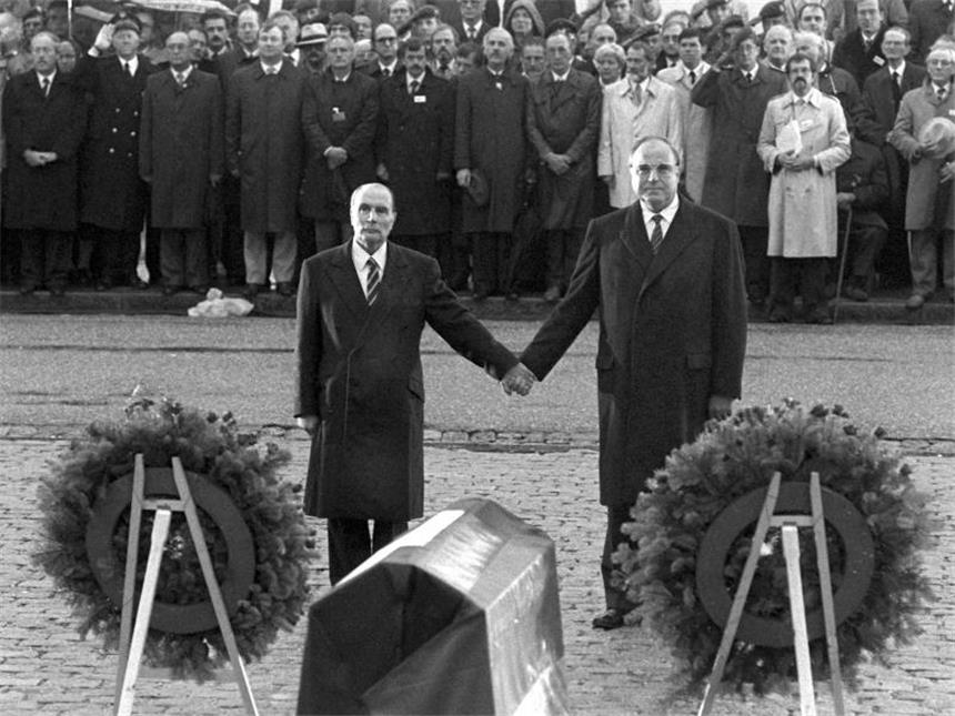 Merkel und Hollande gedenken der «Hölle von Verdun» Der französische Staatspräsident Francois Mitterrand (l) und Bundeskanzler Helmut Kohl reichen sich am 22.9.1984 über den Gräbern von Verdun die Hand. Foto: Wolfgang Eilmes/Archiv
