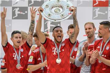 Der französische Weltmeister Corentin Tolisso (M) möchte auch in der neuen Saison Meister werden. Foto: Matthias Balk