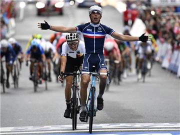 Der Franzose Benoit Cosnefroy gewinnt das Rennen vor Lennard Kämna. Foto: Yorick Jansens