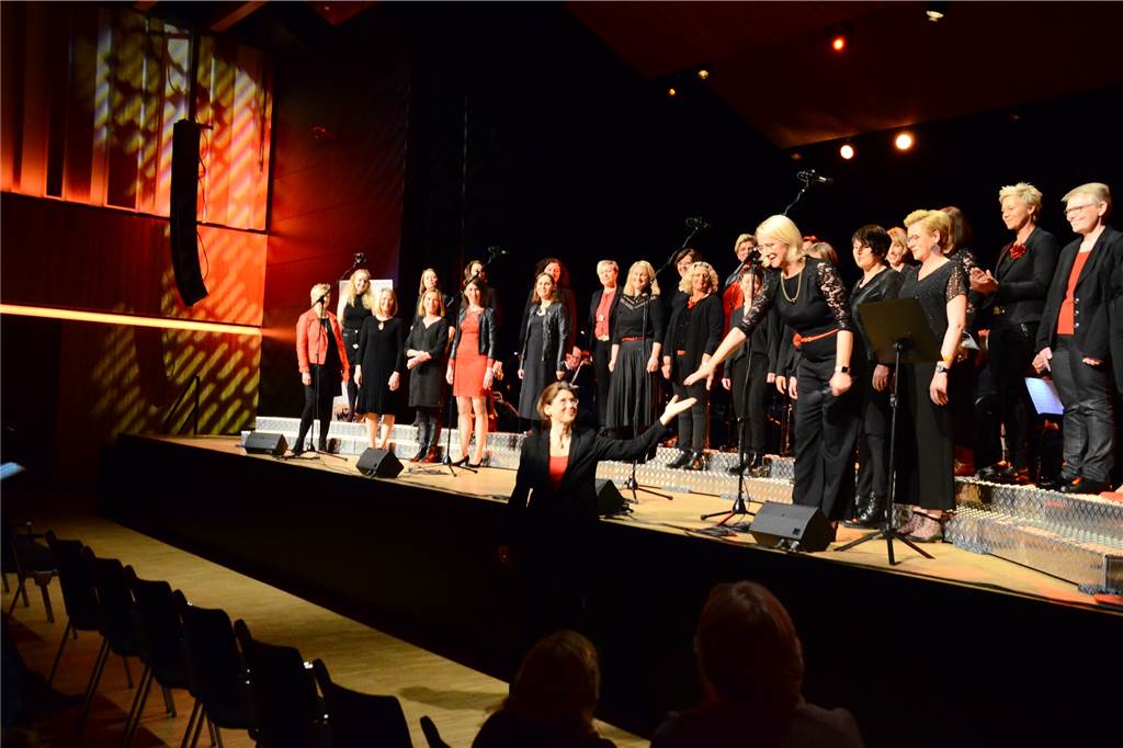 „Musik, die nie verklingt“ – ein Konzert mit viel Pep und Schwung Der Frauchenchor „For Pleasure" lieferte unter Leitung von Marion Röber einen „Party-Hit-Mix“ beim Gemeinschaftskonzert.