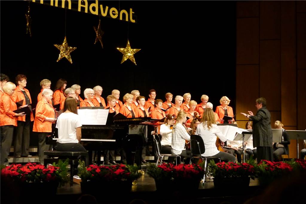 Frauenchor Stadtmitte aufgelöst: Vorsitzende Erika Schindler singt weiter Der "Frauenchor Stadtmitte Lünen" unter der Leitung von Barabara Reher, begleitet durch das weibliche Orchester "ad hoc kunterbunt" der Musikschule Lünen, bei einem der traditionellen Adventskonzerte des Chorkreises Lünen-Lüdinghausen.