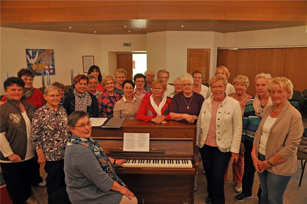 Frauenchor Stadtmitte aufgelöst: Vorsitzende Erika Schindler singt weiter Der Frauenchor Stadtmitte mit Chorleiterin Barbara Reher am Klavier bei einer Probe für „Offenes Singen".