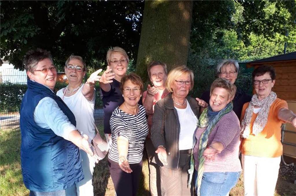 Frauenchor Stadtmitte aufgelöst: Vorsitzende Erika Schindler singt weiter Der Frauenchor Stadtmitte nach Vorstandswahlen vor einigen Jahren: (v.l.) Chorleiterin Barbara Reher, 2. Schriftführerin Christa Hees, daneben: Kassenwartin Judith Federhoff, 1. Schriftführerin Ingeborg Wöstenhöfer, dahinter: 2. Notenwartin Brunhilde Wegner, 1. Vorsitzende Erika Schindler, 2. Vorsitzende Sabinde Löchner, 1. Notenwartin Doris Birkendorf, 2. Kassenwartin Karin Hohmann.