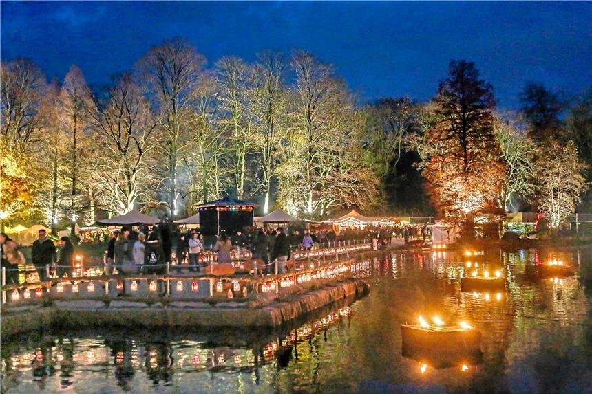 Weihnachtsmarkt im Fredenbaumpark lockt mit Lichtern und Feuershows Der Fredenbaumpark ist zum Weihnachtsmarkt wieder prächtig erleuchtet.