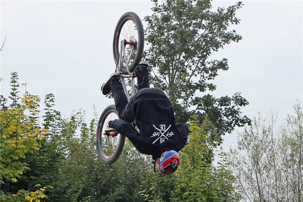 Tipps und Tricks vom Profi: Marc Diekmann nimmt junge Biker mit über die Rampen Der Freeride-Mountainbiker zeigte natürlich auch ein paar Highlights aus seinem Repertoire.