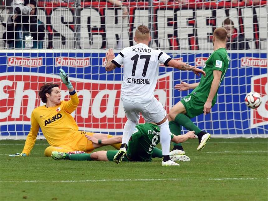 Freiburg landet mit 2:0 gegen Augsburg wichtigen Erfolg Der Freiburger Jonathan Schmid (M) traf in der 71. Minute zum 1:0 gegen Augsburg. Foto: Uli Deck