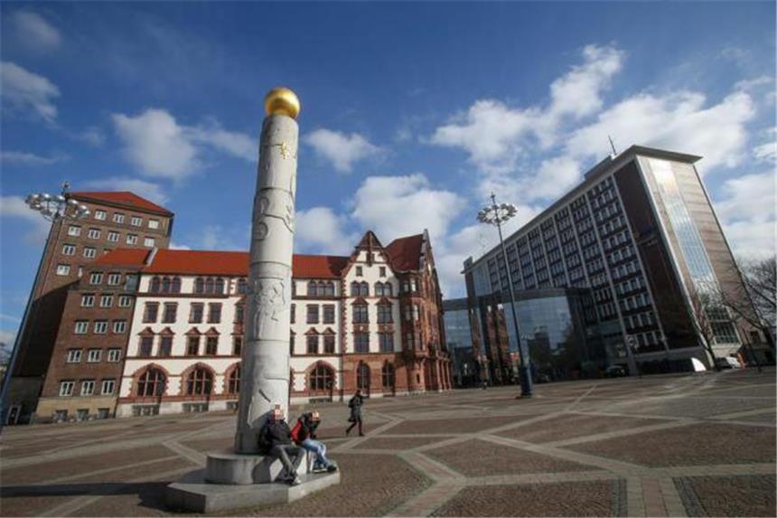 Der Friedensplatz. 