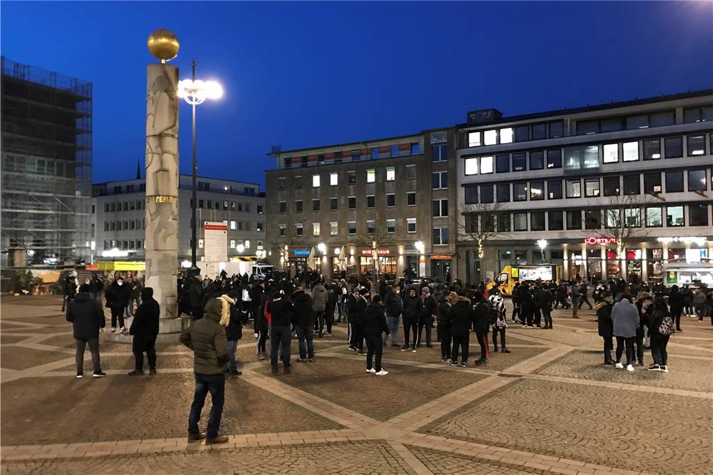 Live vom Polizei-Großeinsatz: Besiktas-Fans zogen zum Dortmunder Stadion Der Friedensplatz diente den Gästefans als Sammelpunkt in der Dortmunder Innenstadt.