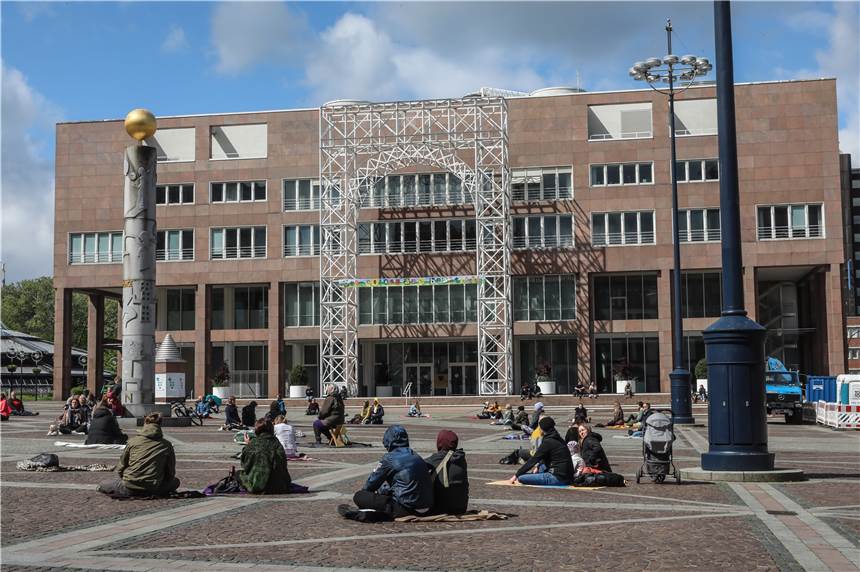 Wieder Demos in der Dortmunder Innenstadt - es geht nicht nur um Corona Der Friedensplatz vor dem Rathaus ist am Samstag (23.5.) wieder Schauplatz für eine Demo gegen Corona-Maßnahmen.