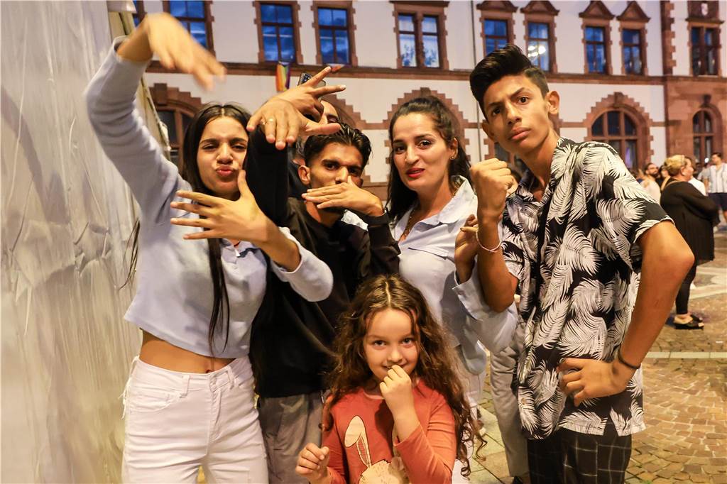 Der Friedensplatz war am Samstagabend (26.8.) beim Balkan-Beatz-Festival gut gefüllt. Die Veranstaltung fand im Rahen des „Djelem Djelem“-Festivals statt, dem deutschlandweit größten Kulturfestival von Sinti und Roma. „Djelem-Djelem“ läuft noch bis zum 26. September.