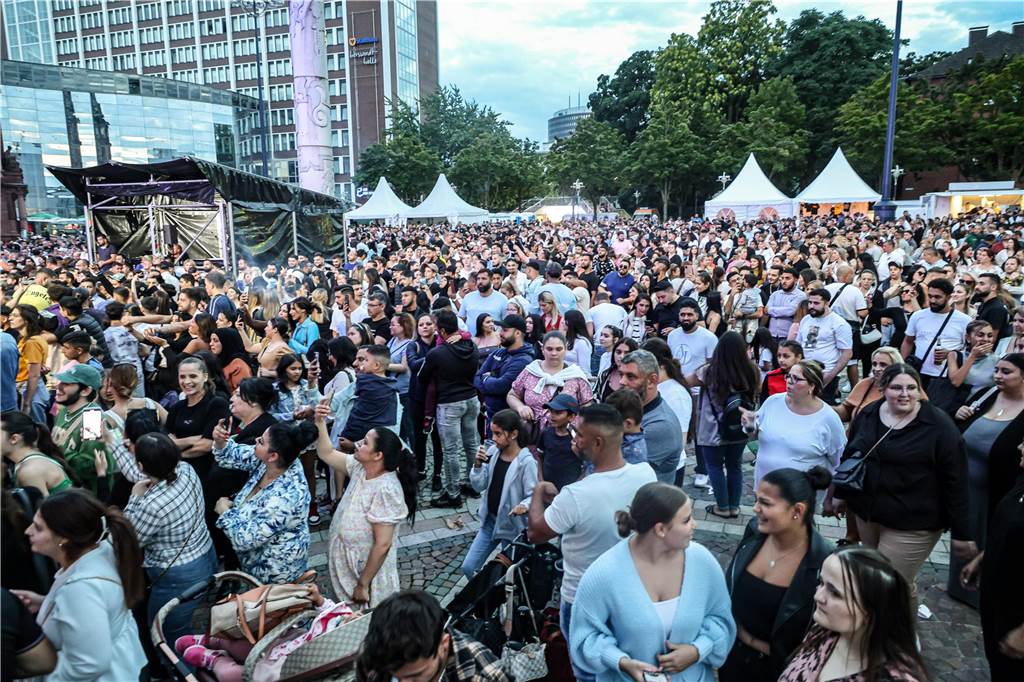 Der Friedensplatz war am Samstagabend (26.8.) beim Balkan-Beatz-Festival gut gefüllt. Die Veranstaltung fand im Rahen des „Djelem Djelem“-Festivals statt, dem deutschlandweit größten Kulturfestival von Sinti und Roma. „Djelem-Djelem“ läuft noch bis zum 26. September.