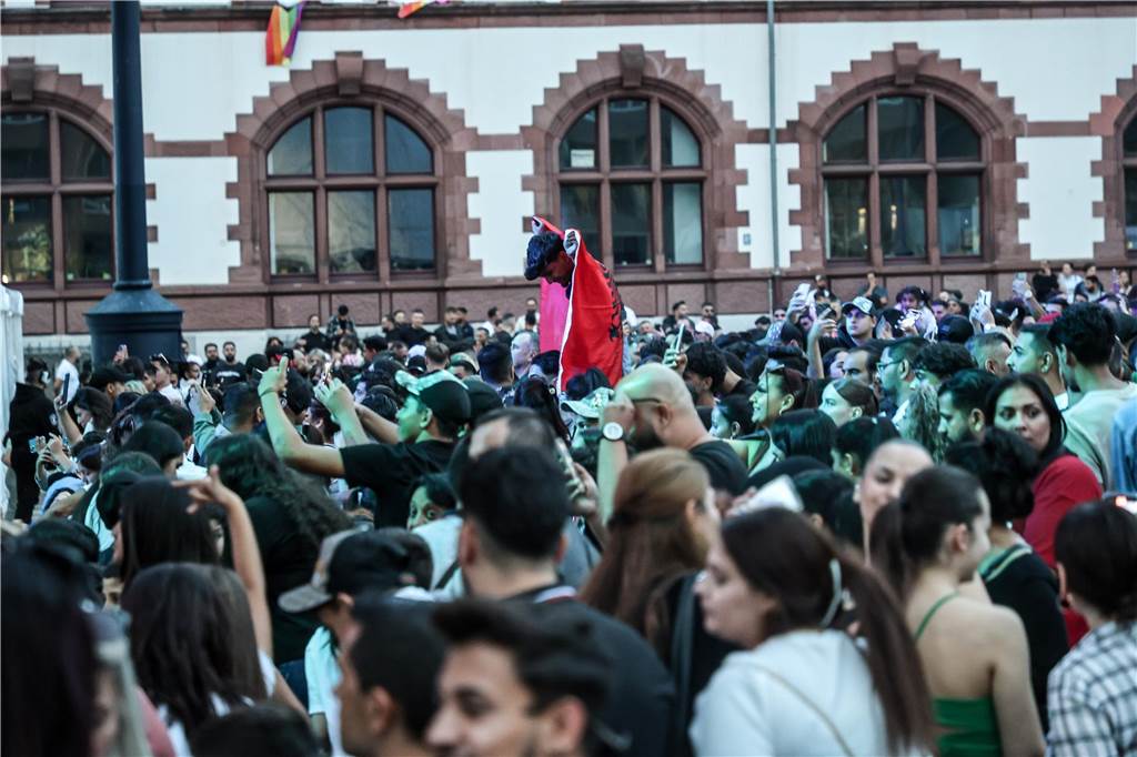 Der Friedensplatz war am Samstagabend (26.8.) beim Balkan-Beatz-Festival gut gefüllt. Die Veranstaltung fand im Rahen des „Djelem Djelem“-Festivals statt, dem deutschlandweit größten Kulturfestival von Sinti und Roma. „Djelem-Djelem“ läuft noch bis zum 26. September.