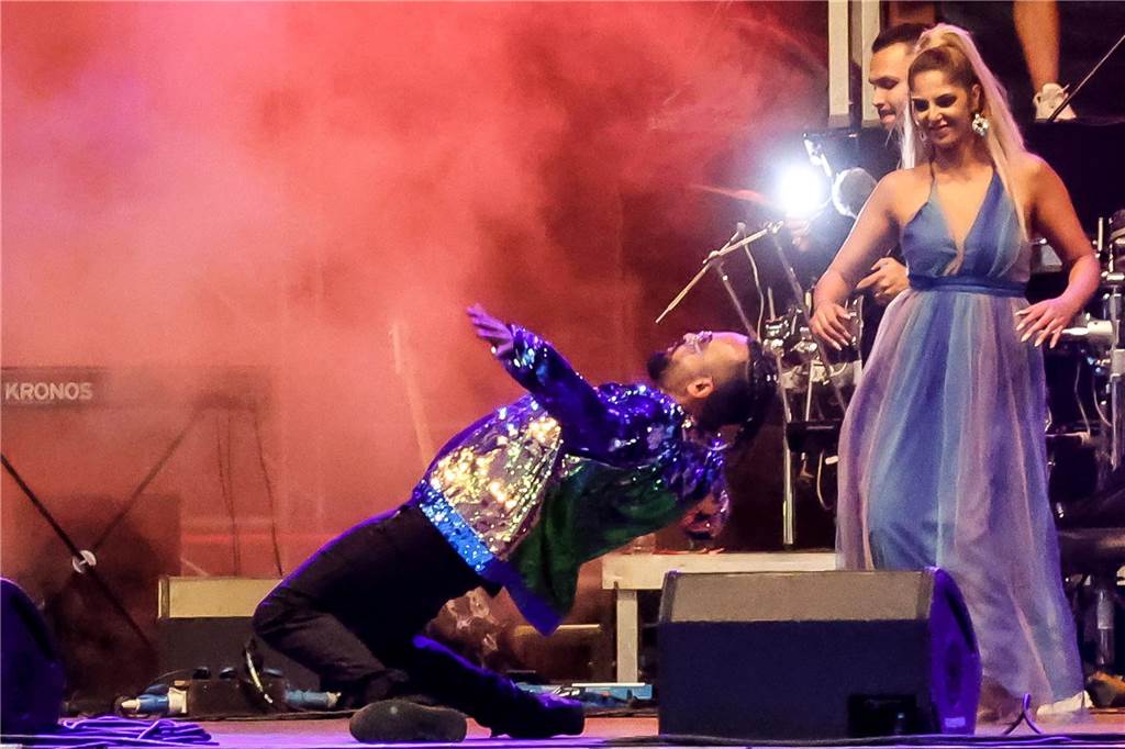 Der Friedensplatz war am Samstagabend (26.8.) beim Balkan-Beatz-Festival gut gefüllt. Die Veranstaltung fand im Rahen des „Djelem Djelem“-Festivals statt, dem deutschlandweit größten Kulturfestival von Sinti und Roma. „Djelem-Djelem“ läuft noch bis zum 26. September.