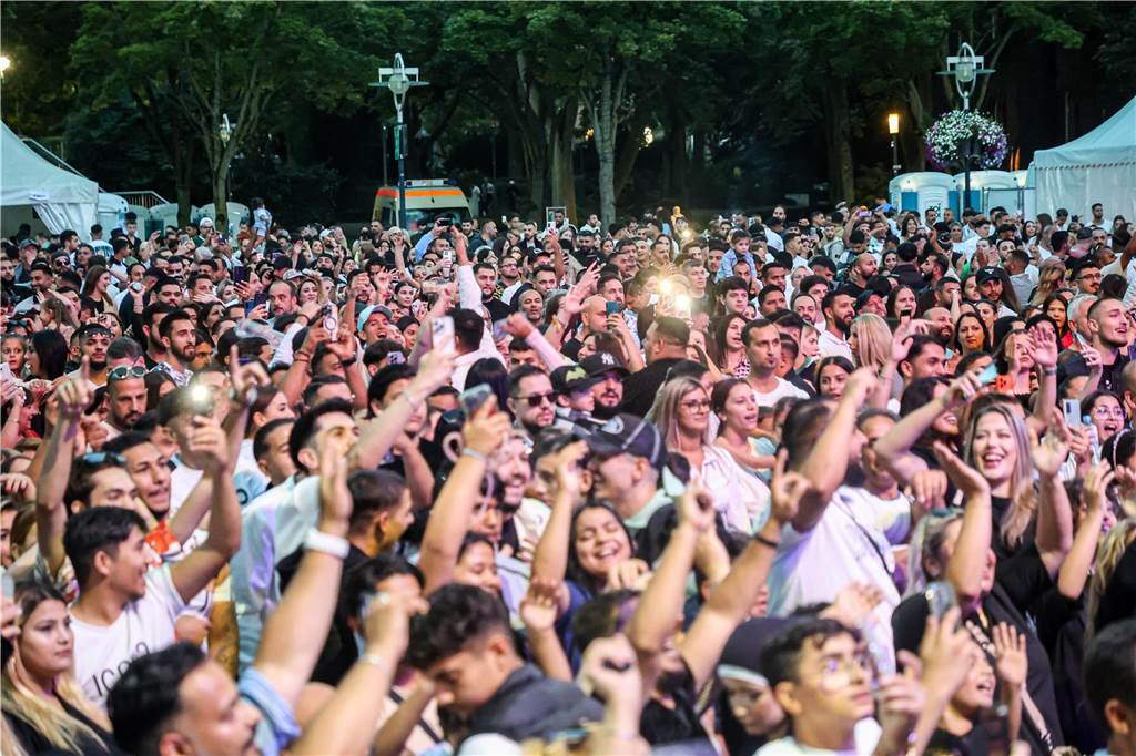 Der Friedensplatz war am Samstagabend (26.8.) beim Balkan-Beatz-Festival gut gefüllt. Die Veranstaltung fand im Rahen des „Djelem Djelem“-Festivals statt, dem deutschlandweit größten Kulturfestival von Sinti und Roma. „Djelem-Djelem“ läuft noch bis zum 26. September.