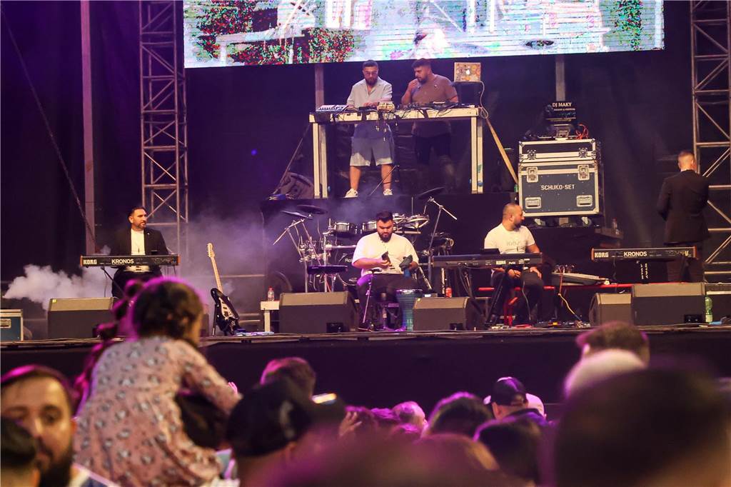 Der Friedensplatz war am Samstagabend (26.8.) beim Balkan-Beatz-Festival gut gefüllt. Die Veranstaltung fand im Rahen des „Djelem Djelem“-Festivals statt, dem deutschlandweit größten Kulturfestival von Sinti und Roma. „Djelem-Djelem“ läuft noch bis zum 26. September.