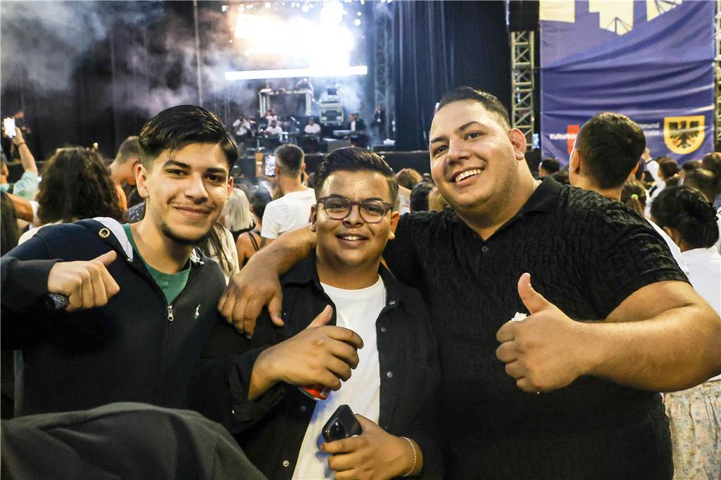 Der Friedensplatz war am Samstagabend (26.8.) beim Balkan-Beatz-Festival gut gefüllt. Die Veranstaltung fand im Rahen des „Djelem Djelem“-Festivals statt, dem deutschlandweit größten Kulturfestival von Sinti und Roma. „Djelem-Djelem“ läuft noch bis zum 26. September.