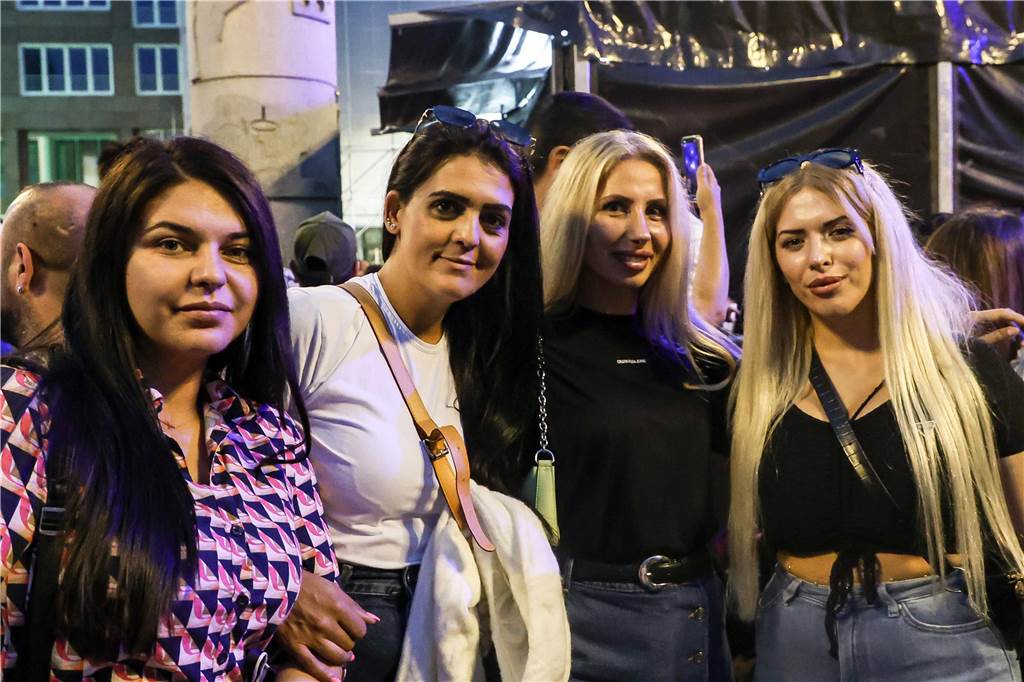 Der Friedensplatz war am Samstagabend (26.8.) beim Balkan-Beatz-Festival gut gefüllt. Die Veranstaltung fand im Rahen des „Djelem Djelem“-Festivals statt, dem deutschlandweit größten Kulturfestival von Sinti und Roma. „Djelem-Djelem“ läuft noch bis zum 26. September.