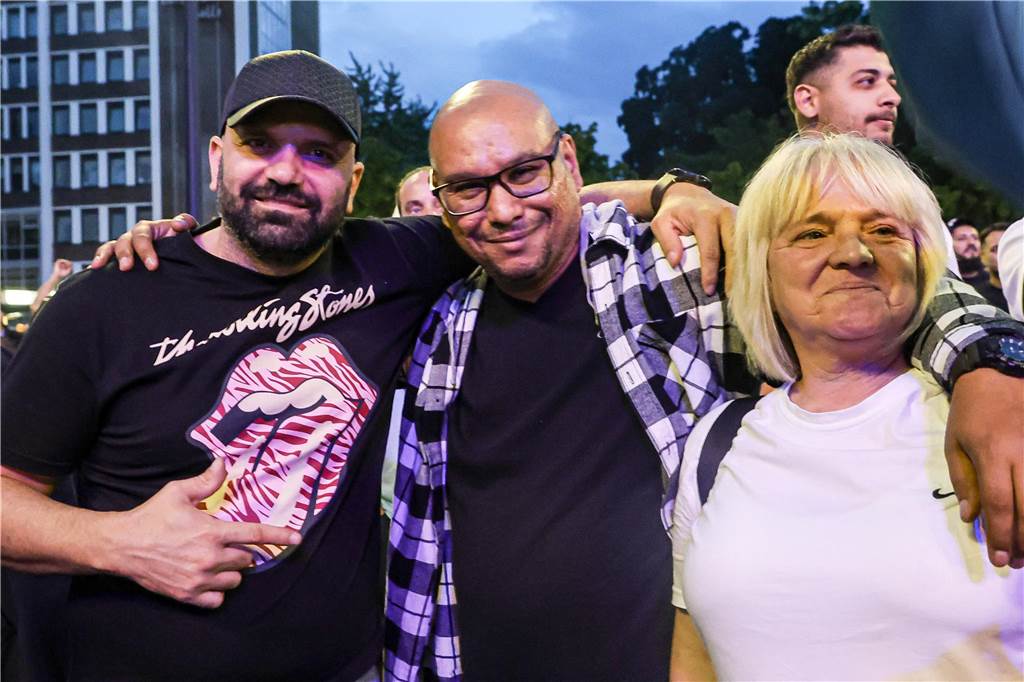 Der Friedensplatz war am Samstagabend (26.8.) beim Balkan-Beatz-Festival gut gefüllt. Die Veranstaltung fand im Rahen des „Djelem Djelem“-Festivals statt, dem deutschlandweit größten Kulturfestival von Sinti und Roma. „Djelem-Djelem“ läuft noch bis zum 26. September.